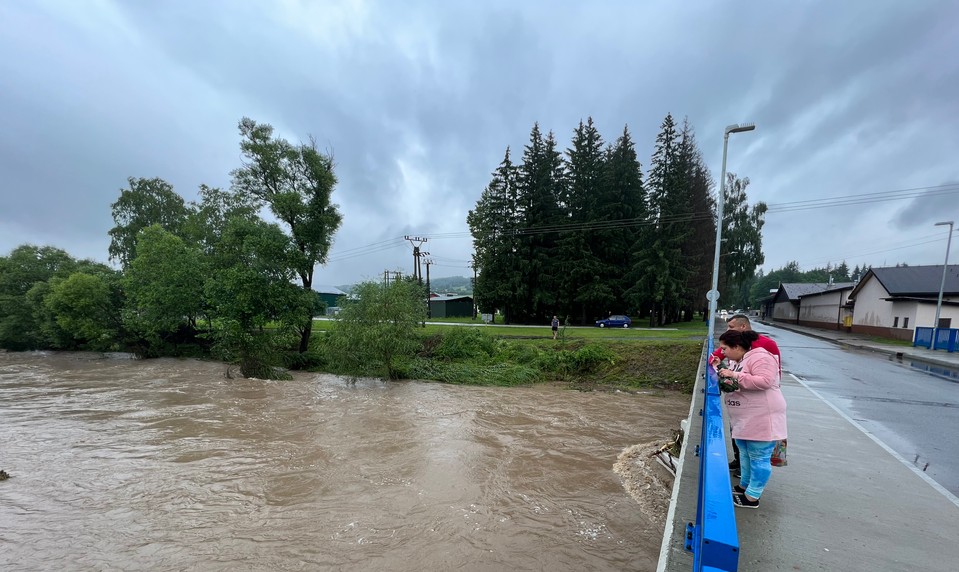 Silné búrky môžu zatopiť cesty aj dvory. SHMÚ vydal výstrahy pre východné Slovensko