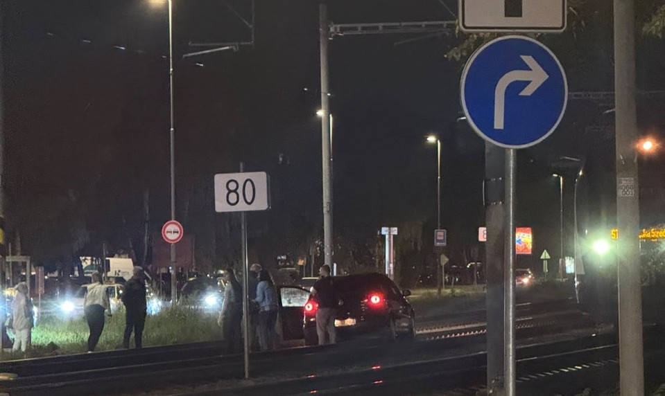 Dráma v Bratislave: Auto skončilo na koľajniciach, tesne pri ňom zastavil vlak