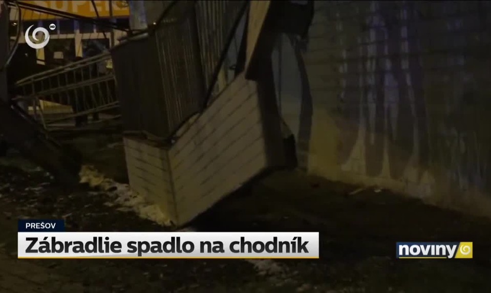 Zábradlie spadlo na chodník