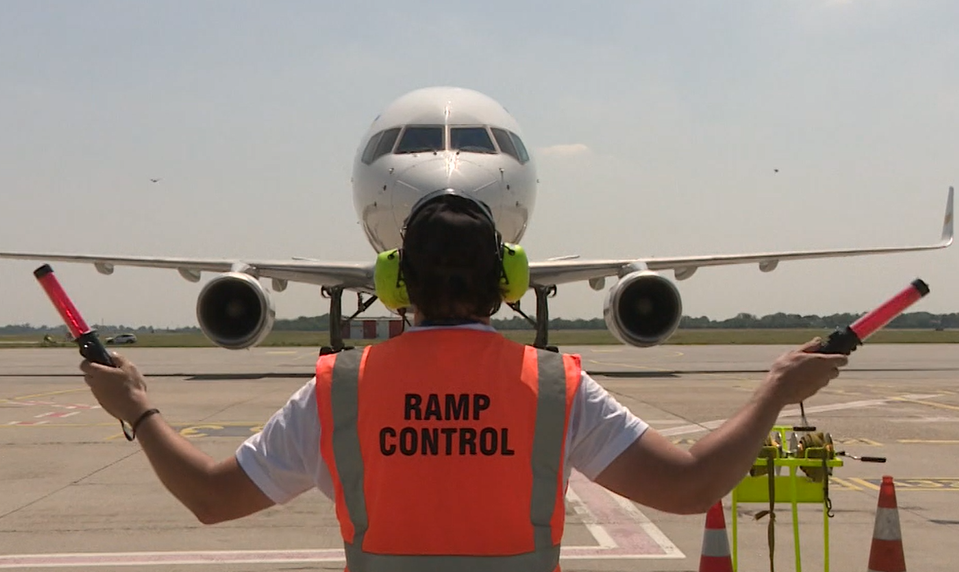 Koniec lacného lietania? Palivová kríza núti aerolinky rušiť lety aj zdvíhať ceny