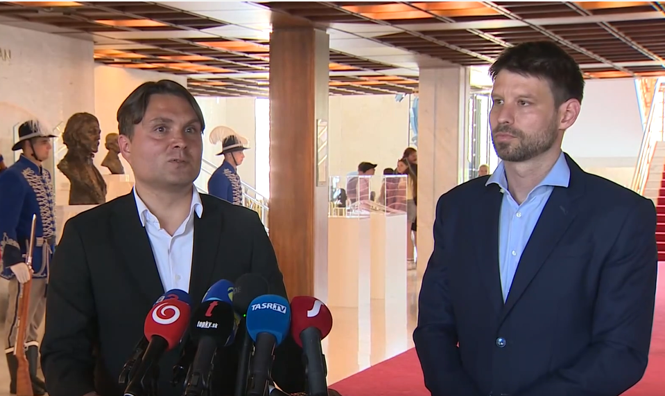 Opozícia hľadá nové spojenectvá. PS začína dialóg s Maďarskou alianciou