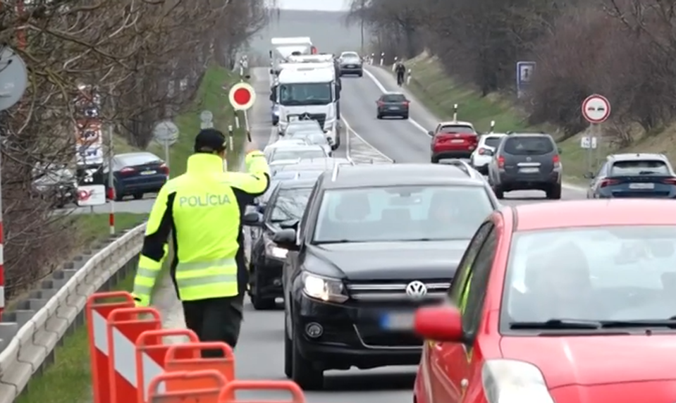 Na frekventovanom moste pravidelne zastavujú dopravu, kontrolujú jeho nosnosť