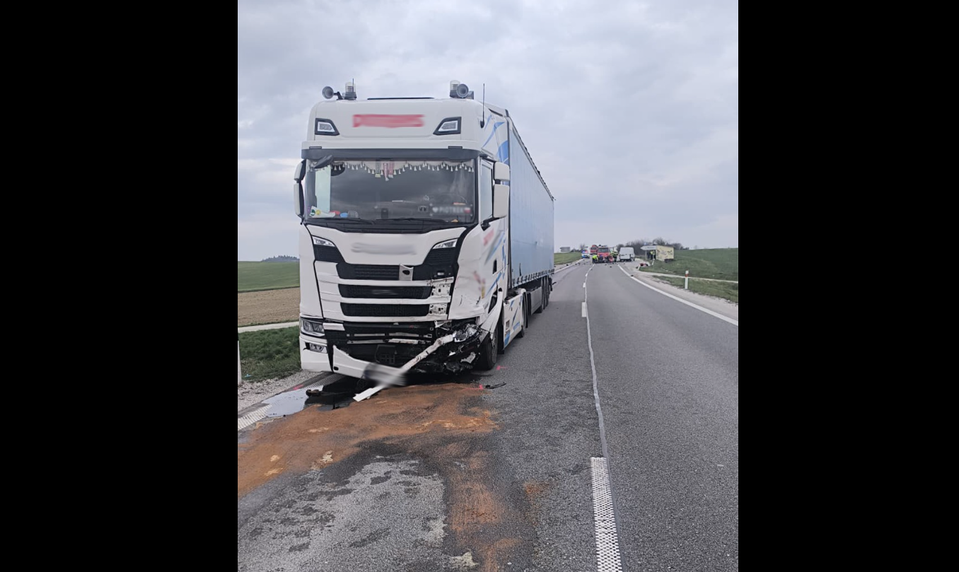 Vodič (72) prešiel do protismeru, po čelnej zrážke s kamiónom zomrel