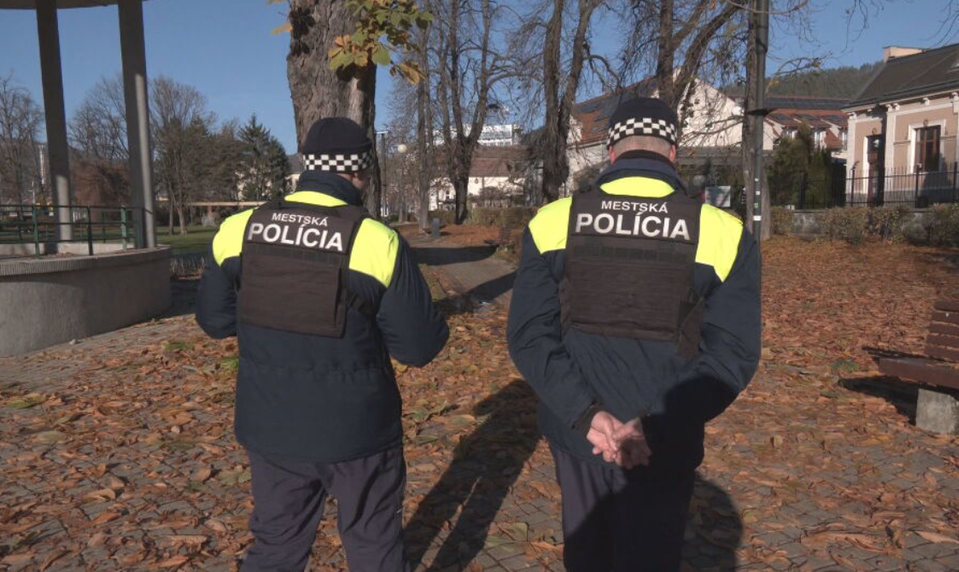 Muž napadol skupinu tínedžerov a správal sa obscénne. O jeho väzbe už rozhodol súd