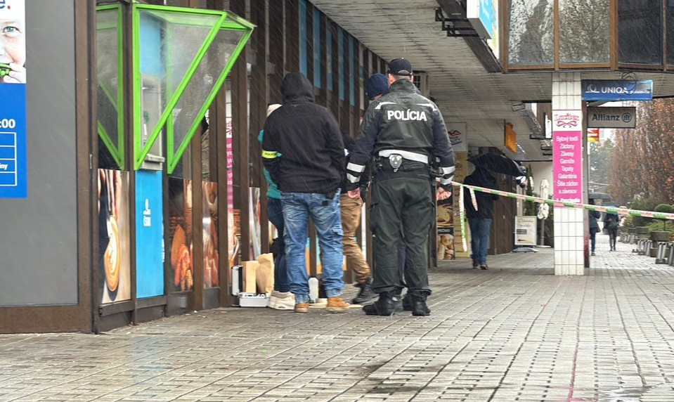 Prišli na kolobežkách, odišli naprázdno. Nočný útok na bankomat prekazila polícia