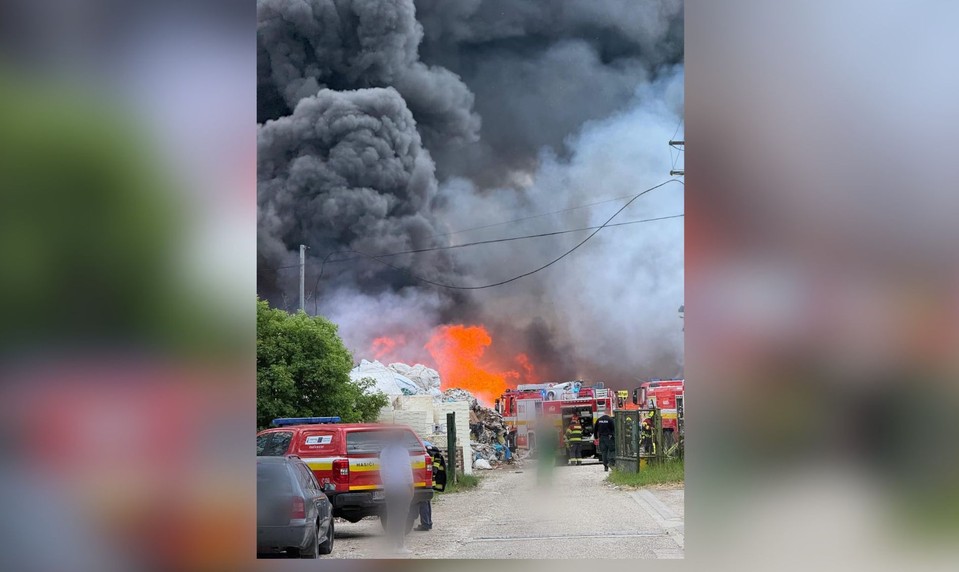 Obrovský požiar pri Nových Zámkoch: Horí firma na spracovanie plastov a papiera
