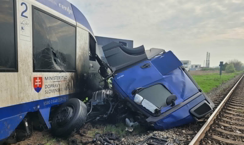 Zrážka vlaku s kamiónom ochromila dopravu pri Dunajskej Strede. Hlásia zranených