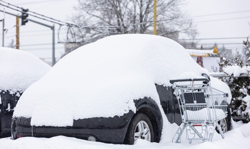 ONLINE: Autá v ľadovej škrupine, chodníky ako zrkadlo. Mrznúci dážď zmenil západ Slovenska na klzisko