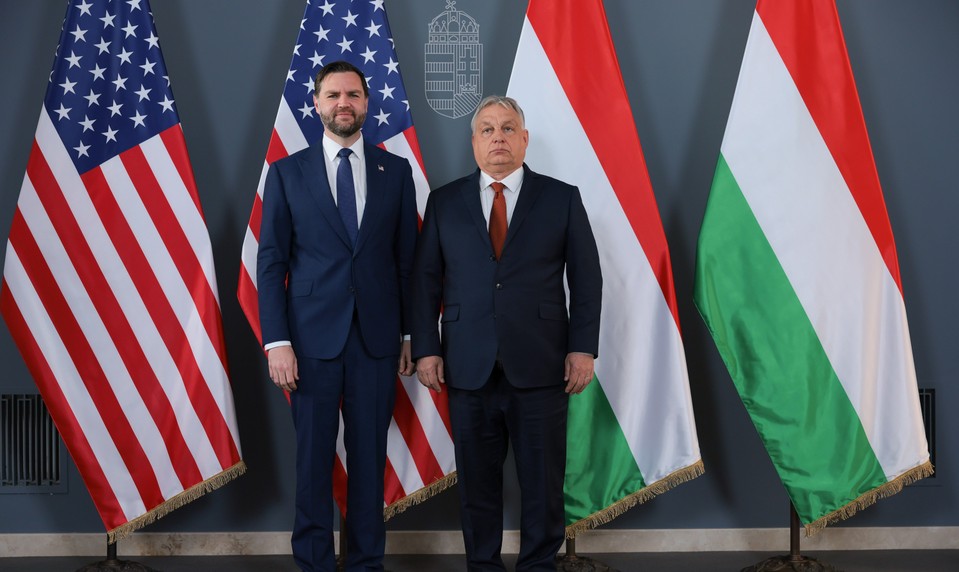 Odborník: USA zasahujú do volieb v Maďarsku. Pomôže návšteva Vancea Orbánovi?