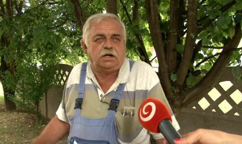 Ženy mlátil kovovou tyčou a mačetou