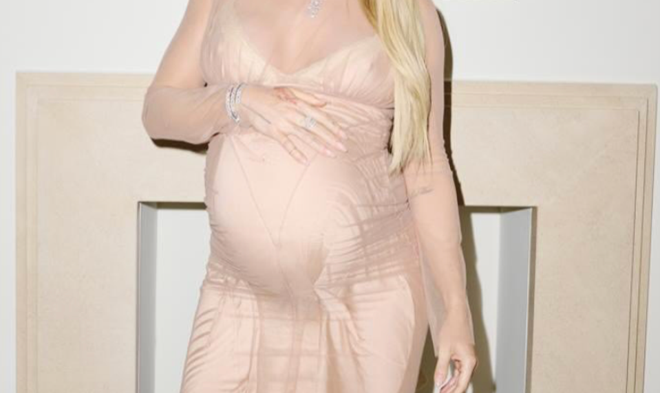 Hviezdna speváčka ukazue hrdo veľké bruško, ale za TIETO šaty si vyslúžila poriadnu kritiku!