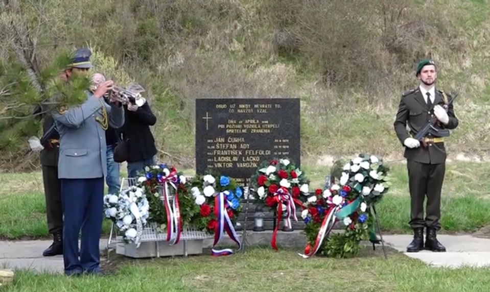 Zápalka pripravila mladých vojakov o život. Pamätníci si po 30 rokoch pripomenuli požiar vetriesky