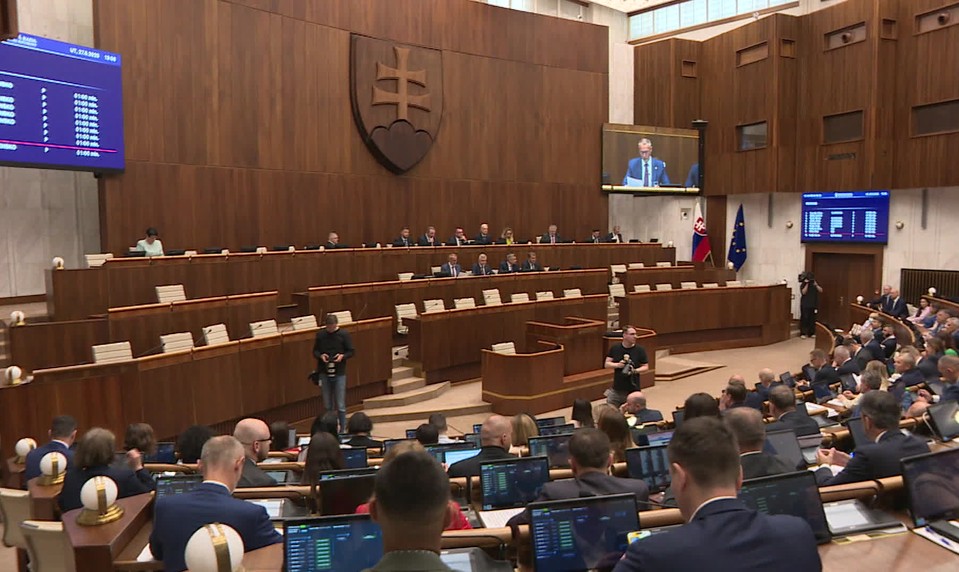 Poslanci sa po takmer troch mesiacoch vrátili do lavíc. Čaká ich necelých 300 bodov