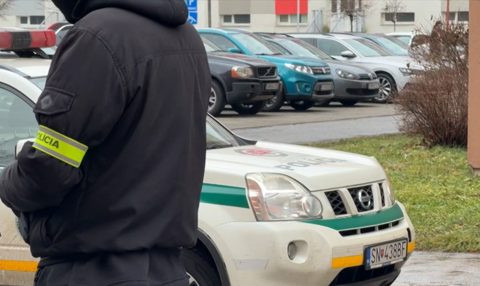 Ranná razia odhalila vrecia plné sušenej marihuany. Pomáhal aj pes Jimmy