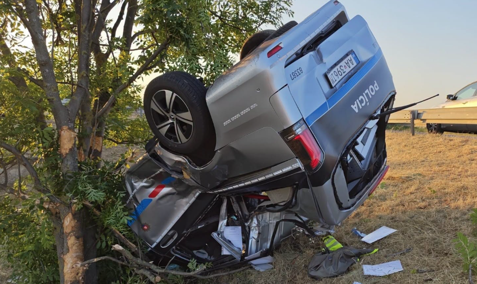 Policajné auto havarovalo pri Senci, vozidlo skončilo na streche