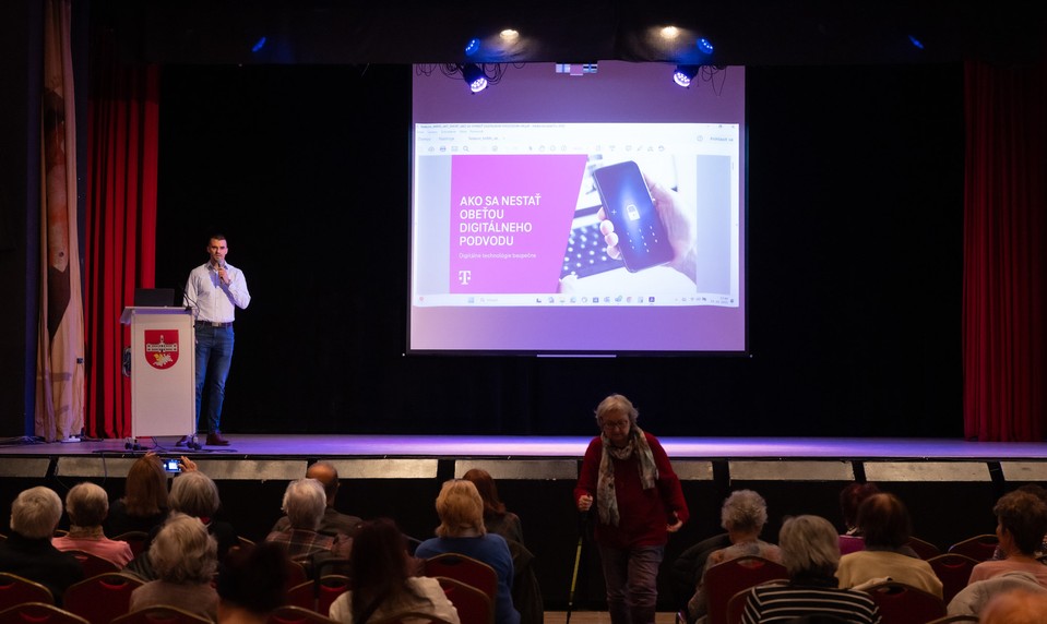 Digitálny senior v bezpečí: Nová grantová výzva Nadačného fondu Telekom