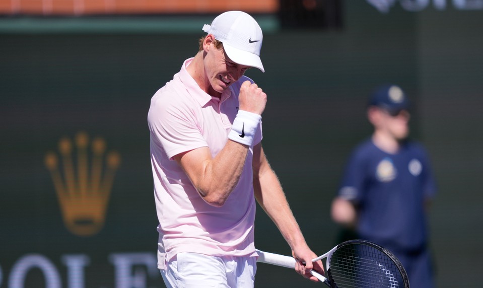 Sinner suverénne zdolal domáceho Tiena, do semifinále aj Zverev s Alcarazom