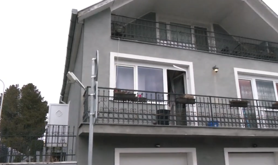 Fotka so zbraňou: Syna muža, ktorý je podozrivý z vraždy ženy a jej dcéry, vzala polícia