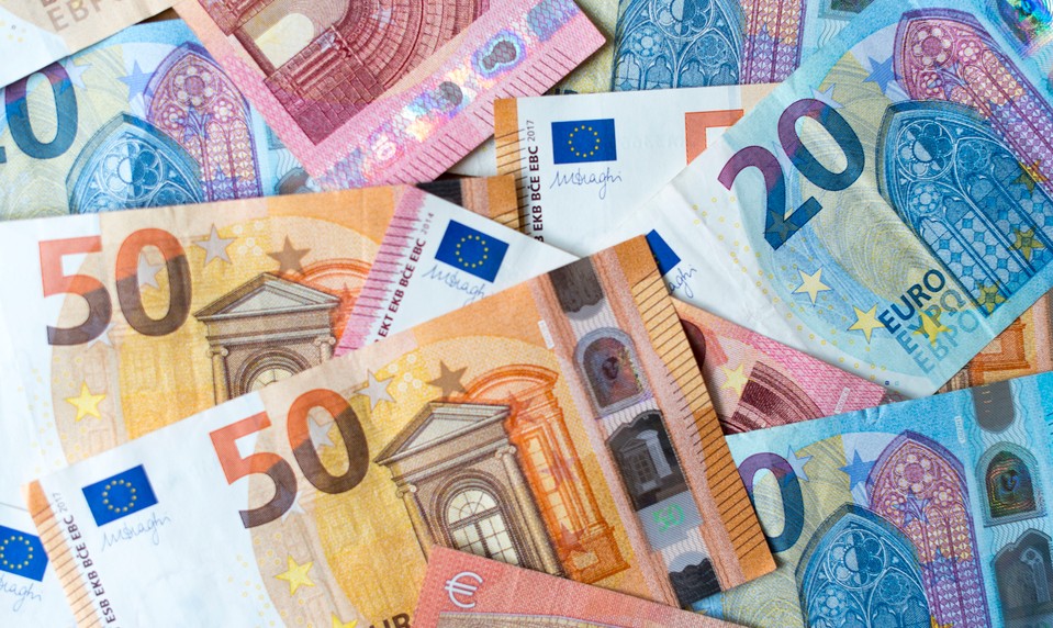 Bezdomovec rozhadzoval tisíce eur na ulici. Odkiaľ ich mal, nepovedal