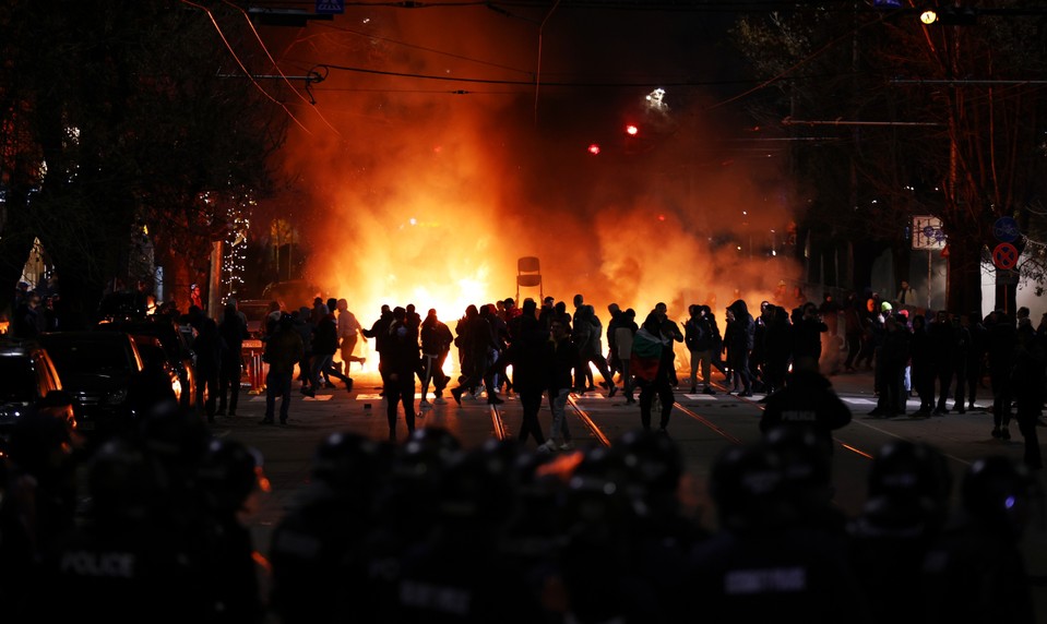 Bulharská vláda stiahne kontroverzný návrh rozpočtu po masových protestoch