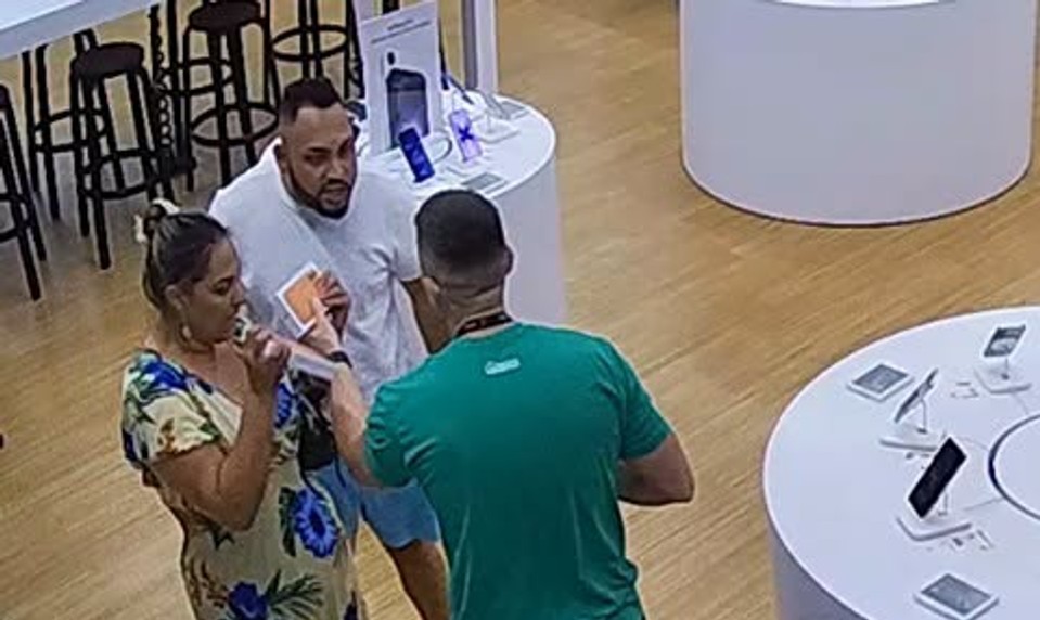 Chceli vymeniť telefón za falzifikát. Všímavý predavač ich prekukol
