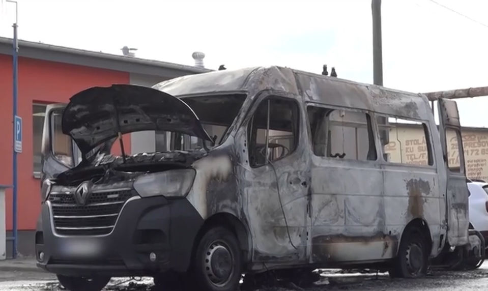 Vodič bojoval s ohňom: Počas jazdy mu začala horieť dodávka
