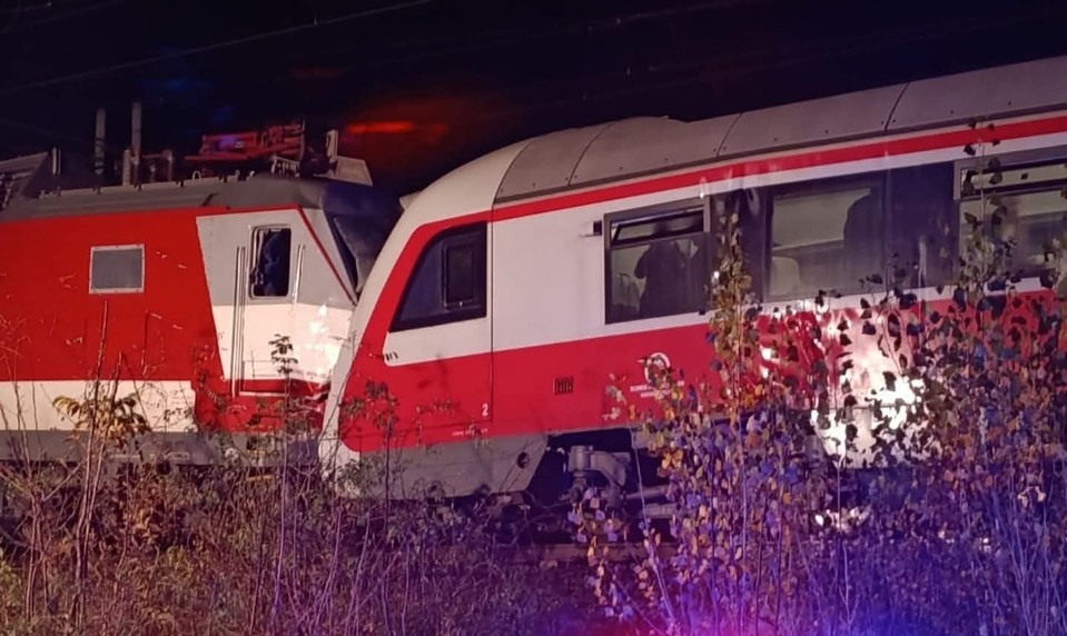 Z miesta nehody nehlásia úmrtia. Ťažko zranení cestujúci boli prevezení do nemocnice v Bratislave