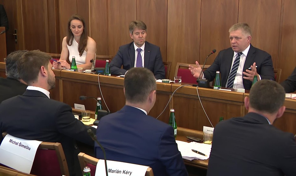 Ostrá výmena Fica a Šimečku na výbore: Slová o príživníckej rodine aj kradnutí