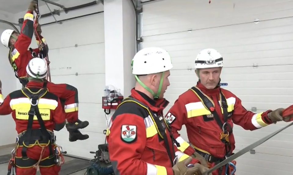 Dobrovoľní hasiči z Dolného Vadičova rozšírili zásahy, pomáhajú aj v horách