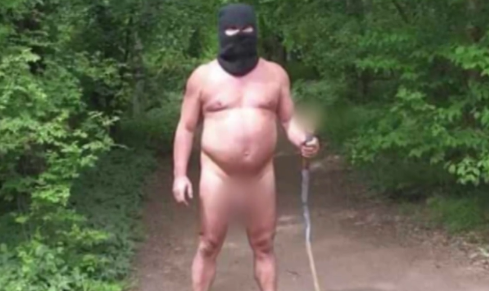 Nahý muž v kukle s napichnutou erotickou pomôckou na palici vyskočil na ženy z kríkov