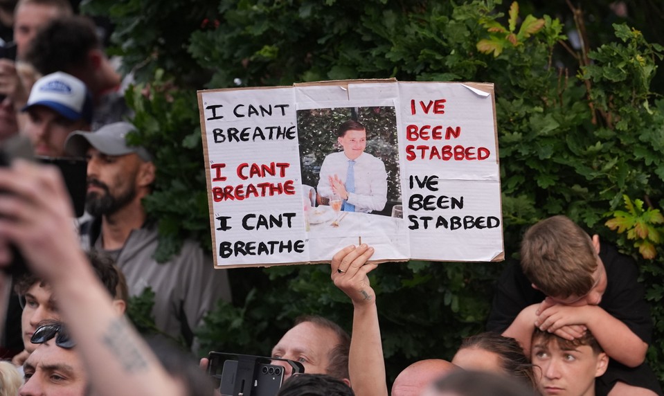 Protesty v Southamptone: Po smrti 18-ročného tínedžera lietali ulicami fľaše aj kolobežky