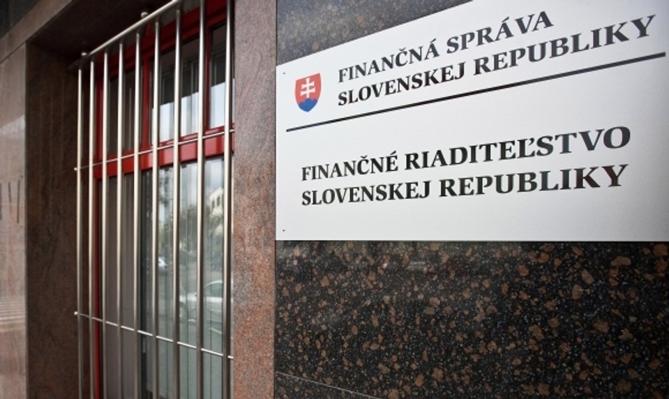 Neznámi páchatelia sa vyhrážali prezidentovi Finančnej správy. Budova bola evakuovaná