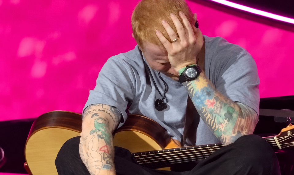 Rozplakal sa pred 50-tisícovým publikom! Ed Sheeran priznal, že ho opúšťali najbližší!