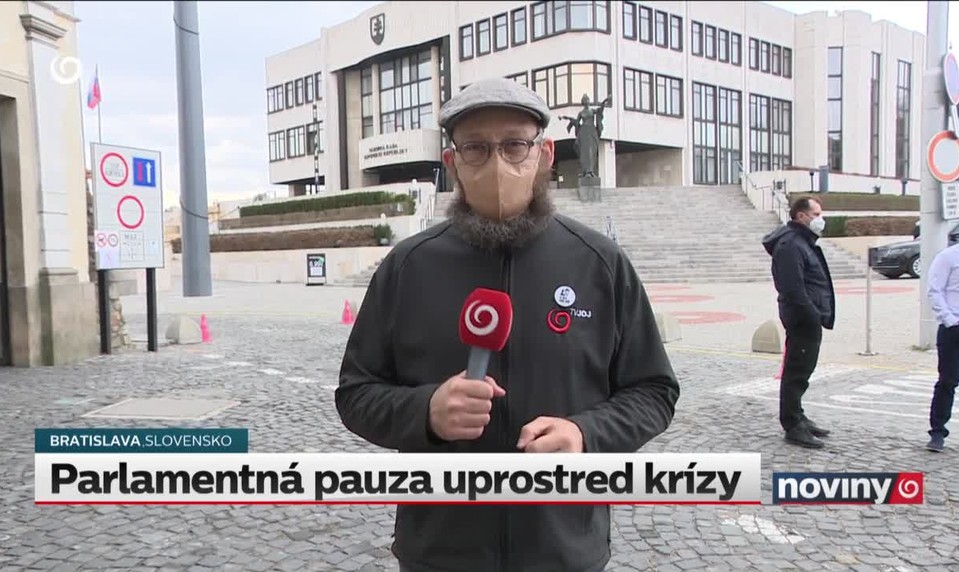 Parlamentná pauza uprostred krízy