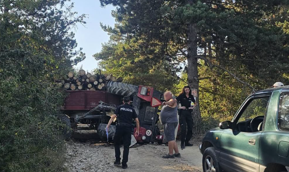 Pri Čachticiach havaroval traktor. Zraneného vodiča (18) prevážal vrtuľník