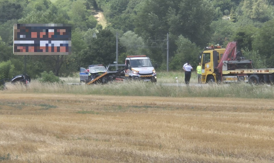 Policajné auto smerujúce na zásah sa čelne zrazilo s osobným vozidlom. Vodič nehodu neprežil