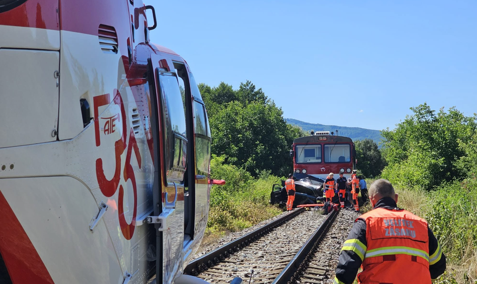 Tragédia na priecestí: Po zrážke s vlakom neprežila 43-ročná vodička automobilu
