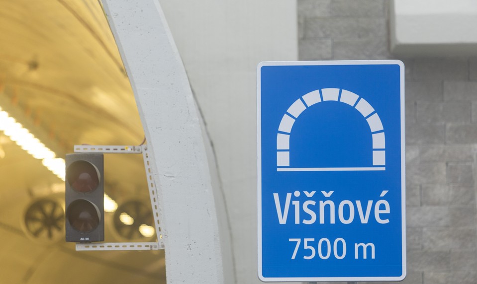 Tunel Višňové opäť uzavreli. Po diaľnici pobehovali psy