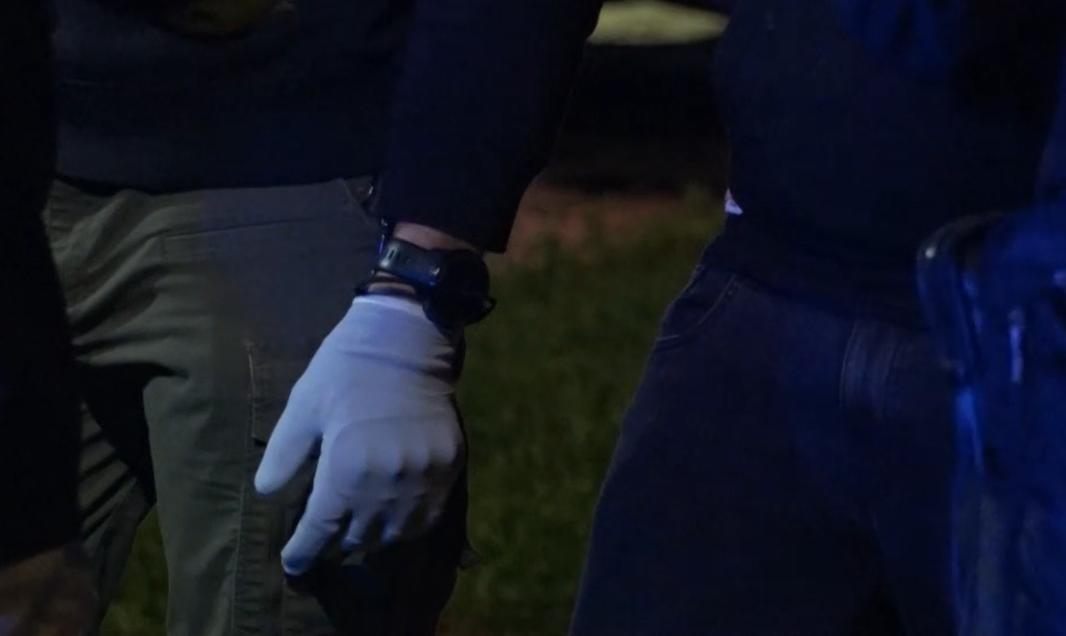 Zvedavosť sa mu nevyplatila: Náhodný divák policajnej akcie skonči s obvinením za drogy