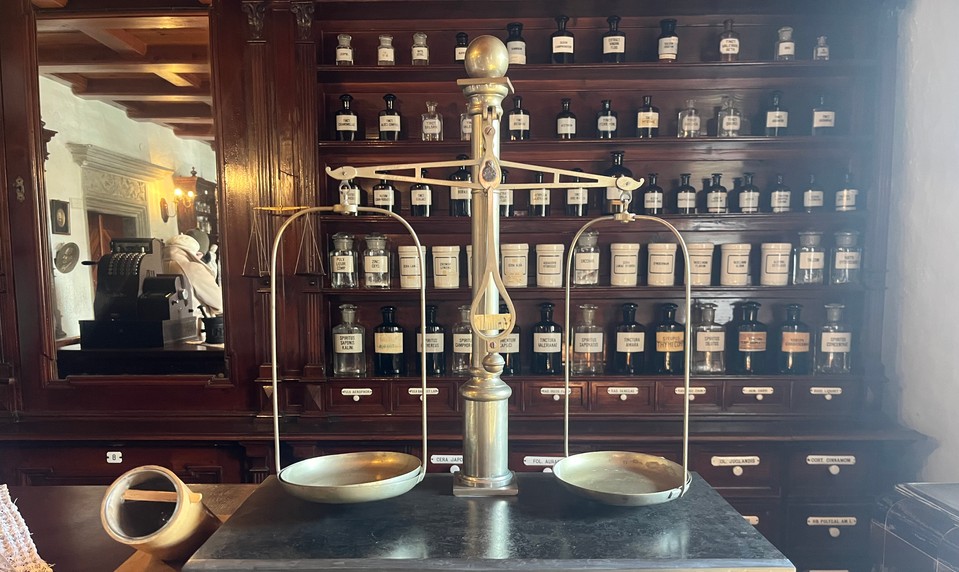 Tajomstvá starej lekárne: jedy za zrkadlom a lieky, ktoré sa miešali ručne