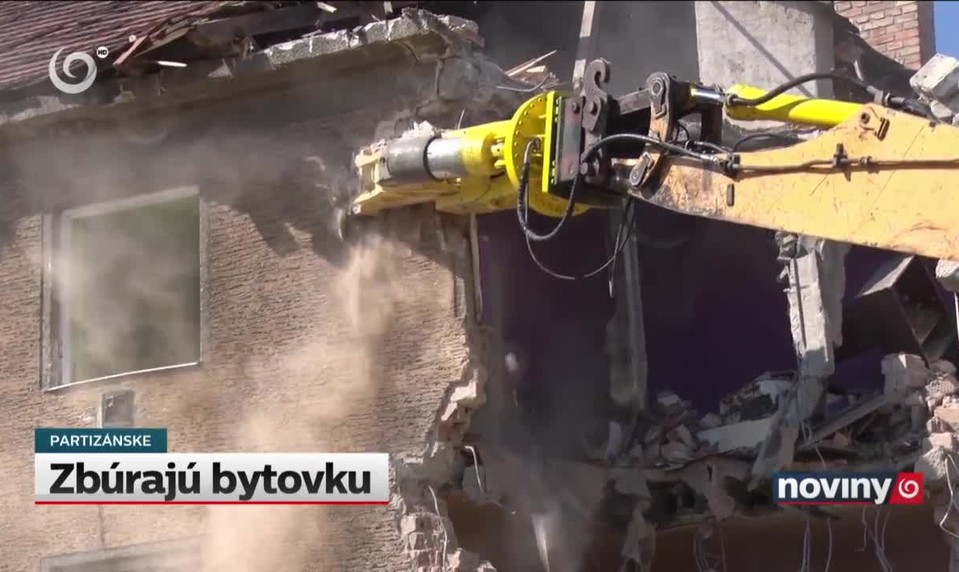 Zbúrajú bytovku