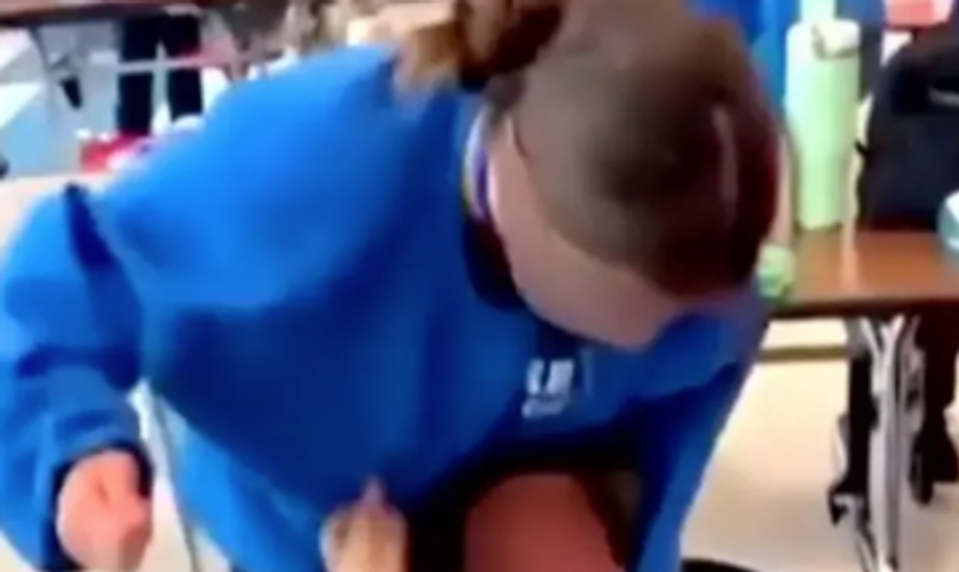 „Nie je zločinec, je to dieťa!“ Matka bráni dcéru (11), ktorá brutálne zbila spolužiačku