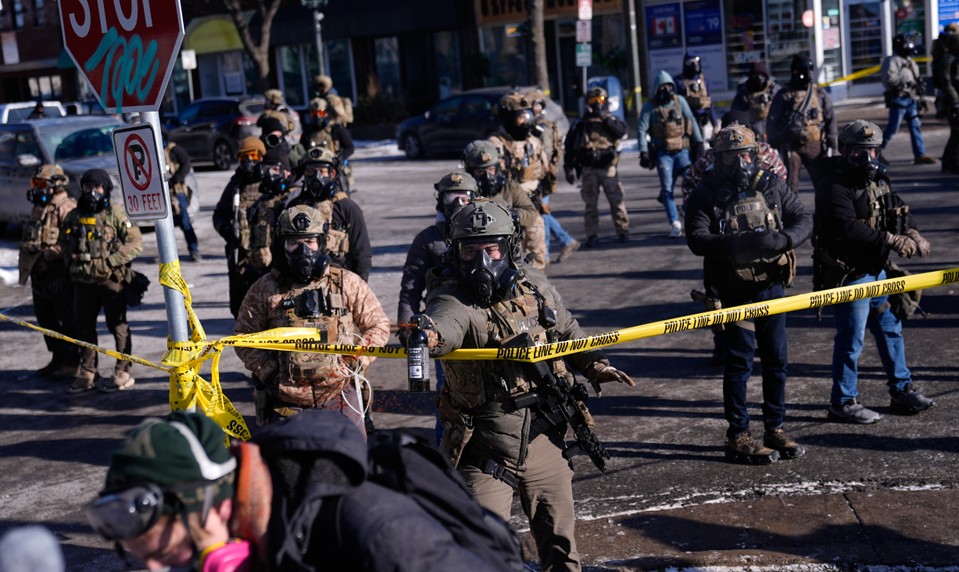 Federálni agenti v Minneapolise postrelili 51-ročného muža. Zraneniam podľahol