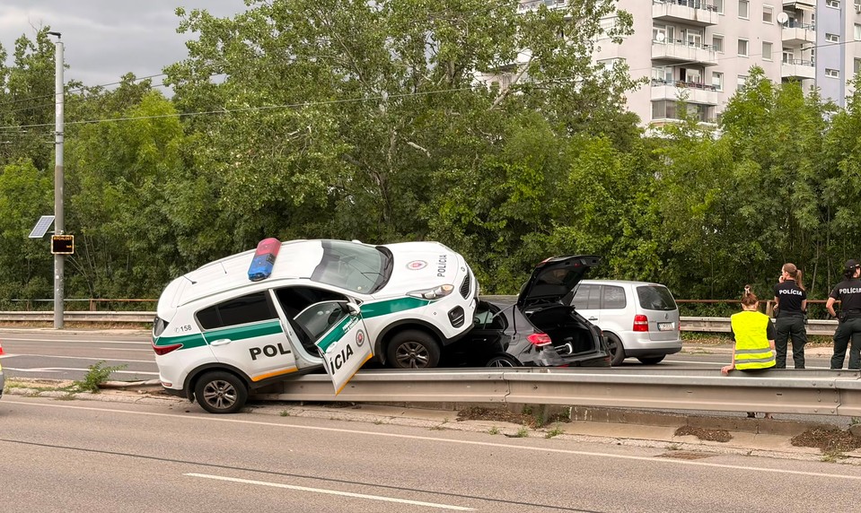 Policajné vozidlo po zrážke skončilo na zvodidlách. Nedanie prednosti spôsobilo nehodu 3 áut
