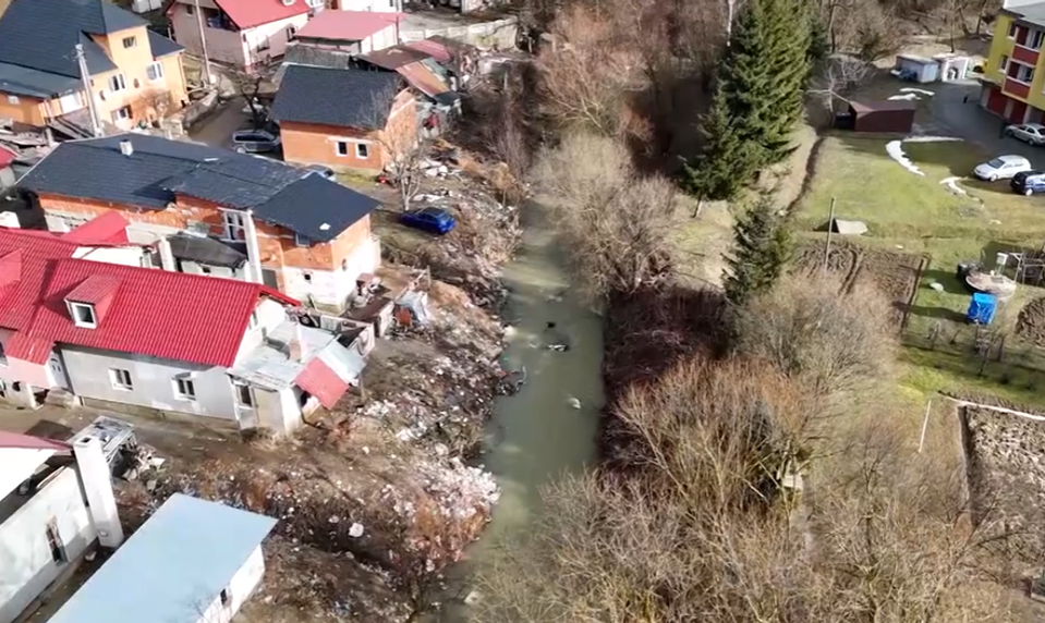 Marek (2) po páde do potoka naďalej bojuje o život. Oživovali ho až traja ľudia