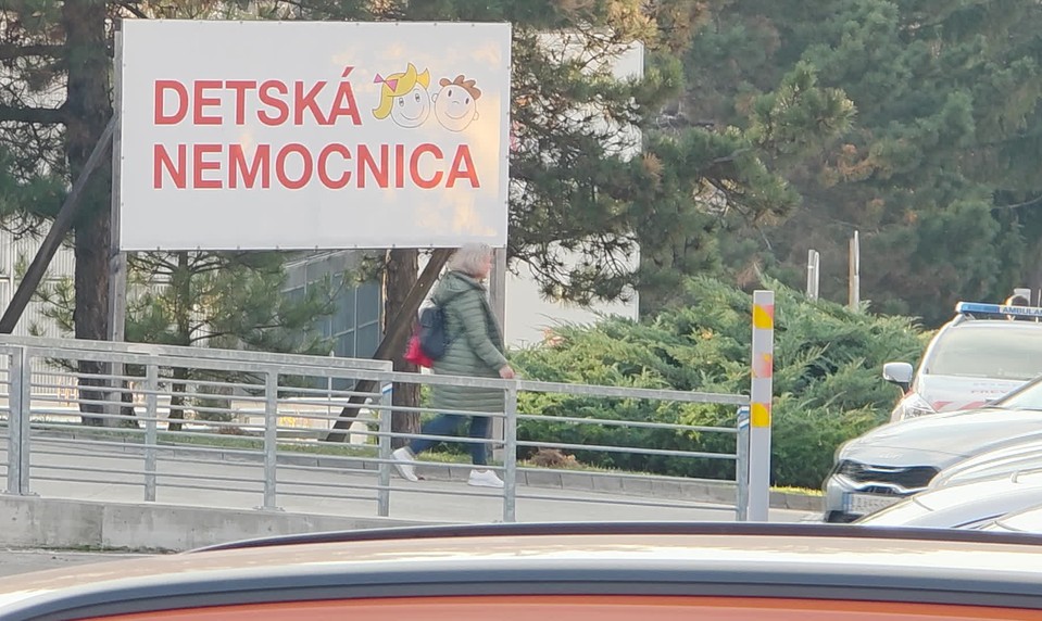 Polícia zadržala rodičov ťažko zraneného bábätka, čelia obvineniu z týrania