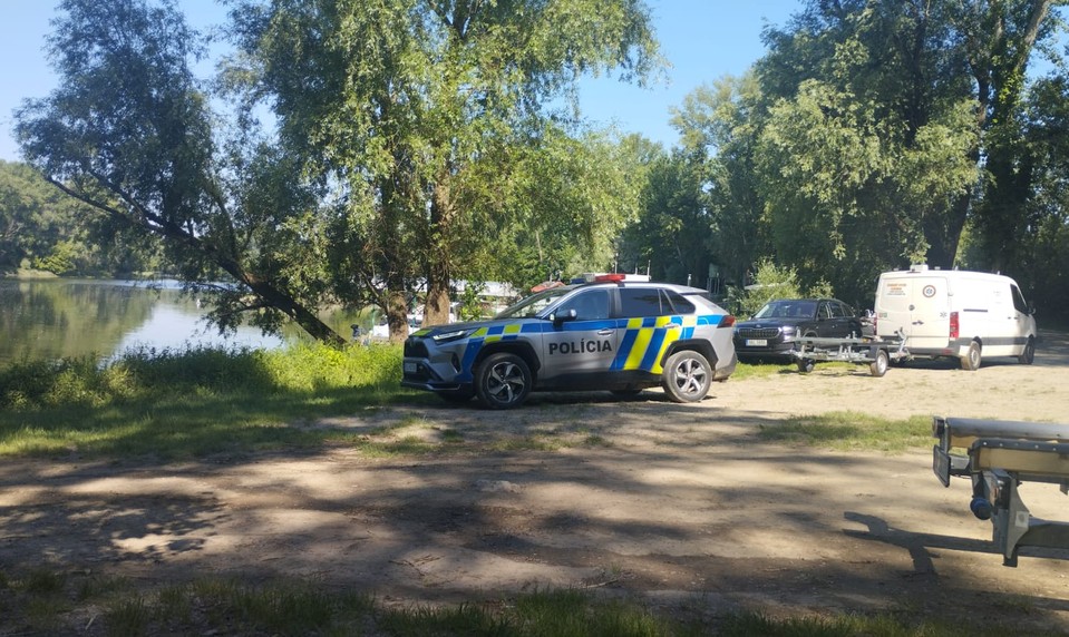 Rozbehlo sa rozsiahle pátranie po 23-ročnom mužovi, prehľadávajú aj rieku Váh