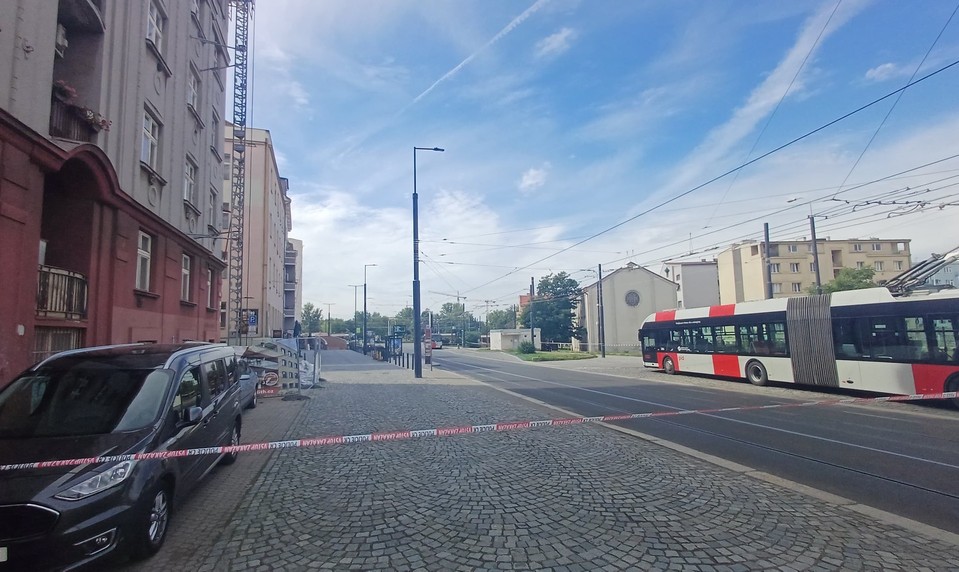 Polícia v Prahe uzavrela celú ulicu. Muž sa tam vyhráža so zbraňou
