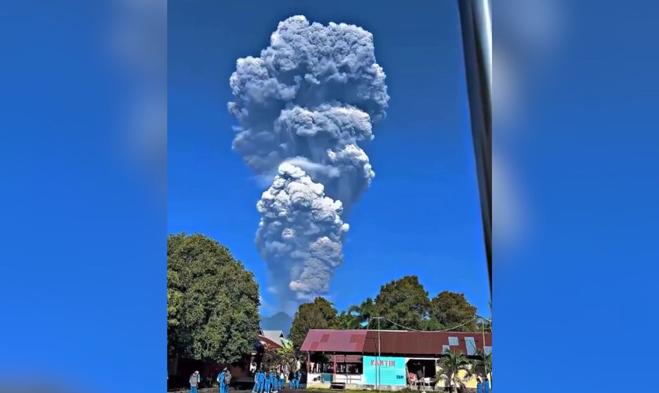 Po erupcii obávanej sopky pátrajú po desiatkach turistov, hlásia aj obete