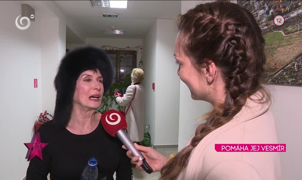 POMÁHA JEJ VESMÍR